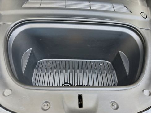 Used 2022 Tesla Model Y Long Range image 36