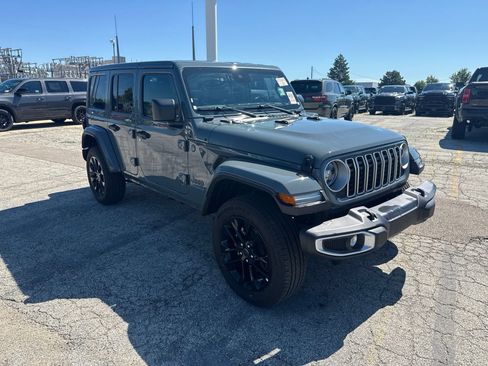 Used 2025 Jeep Wrangler Unlimited Sahara w/ Safety Group AWD/4WD image 4