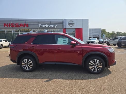 New 2025 Nissan Pathfinder SL image 8