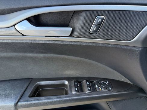 Used 2020 Ford Fusion SE image 15