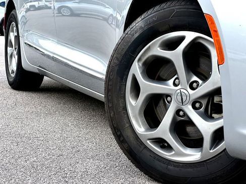 Used 2023 Chrysler Pacifica Limited image 2