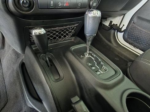 Used 2018 Jeep Wrangler Unlimited Sahara AWD/4WD image 16