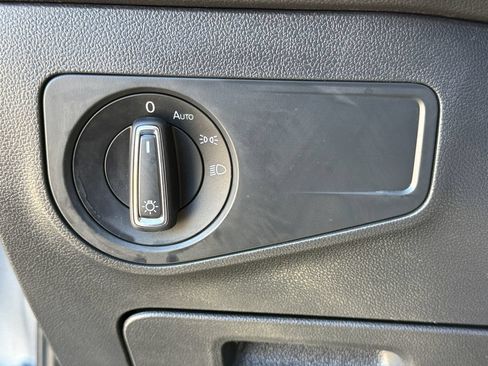 Used 2022 Volkswagen Tiguan SE w/ Panoramic Sunroof Package AWD/4WD image 18