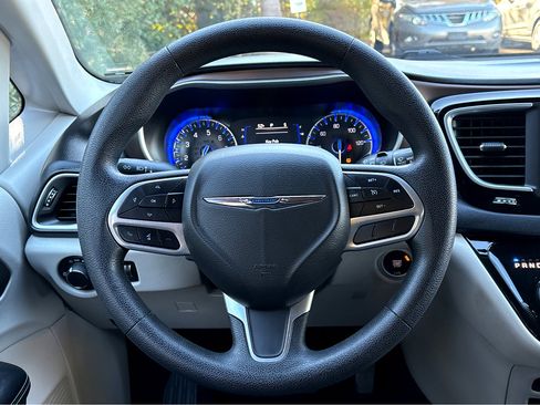 Used 2021 Chrysler Voyager L image 14