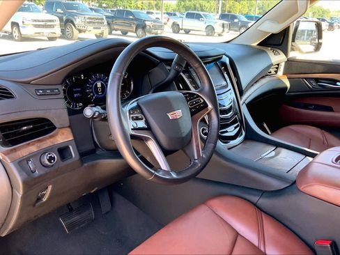 Used 2019 Cadillac Escalade Premium Luxury RWD image 18