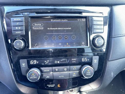 Used 2018 Nissan Rogue SV image 8