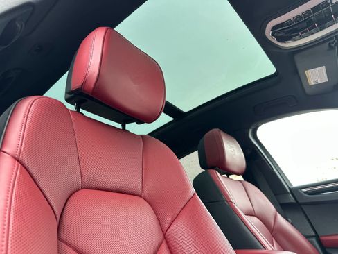 Certified 2025 Porsche Macan image 18