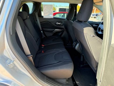 Used 2021 Jeep Cherokee Latitude image 18