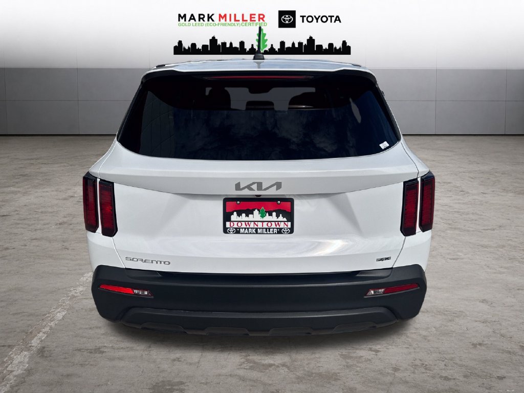 Used 2023 Kia Sorento LX AWD/4WD image 4