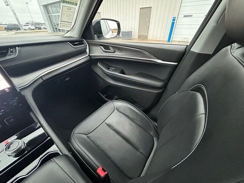 Used 2023 Jeep Grand Cherokee Limited w/ Luxury Tech Group II image 28