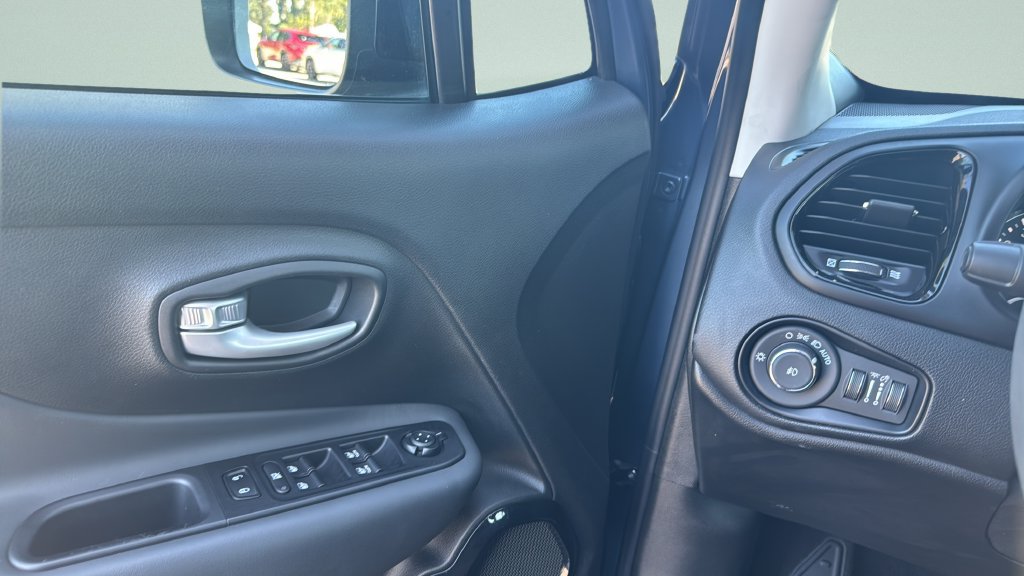 Used 2023 Jeep Renegade Altitude AWD/4WD image 15