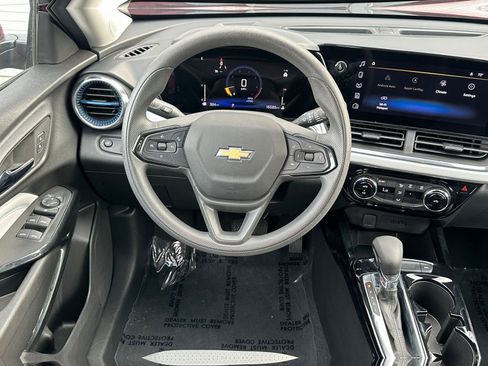 Used 2025 Chevrolet Trax LT image 32