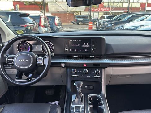 Used 2024 Kia Carnival LX FWD image 7
