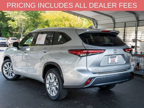 Used 2023 Toyota Highlander Limited FWD image 3