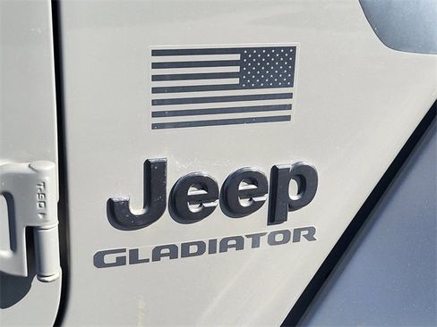 Used 2021 Jeep Gladiator Sport image 7