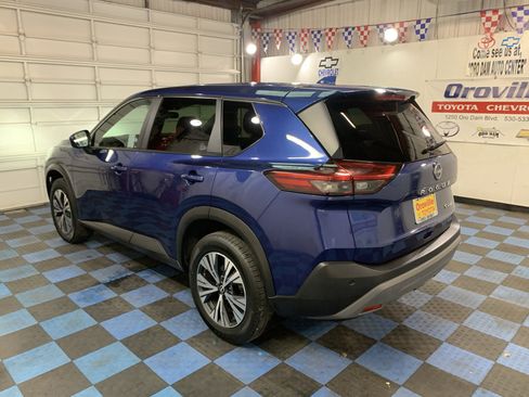 Used 2023 Nissan Rogue SV image 3