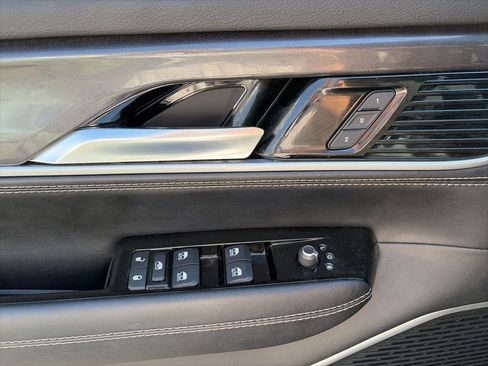 Used 2023 Jeep Wagoneer 4WD w/ Premium Group I image 15