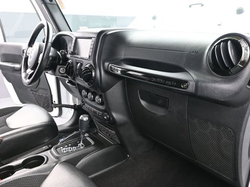 Used 2017 Jeep Wrangler Unlimited Sahara image 17