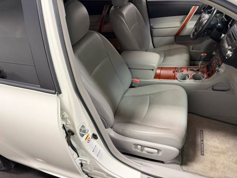 Used 2010 Toyota Highlander Limited image 32