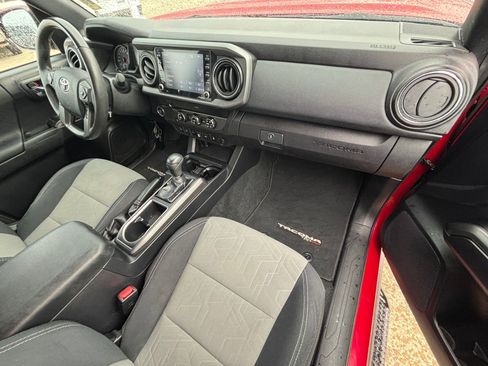 Used 2020 Toyota Tacoma TRD Sport image 28