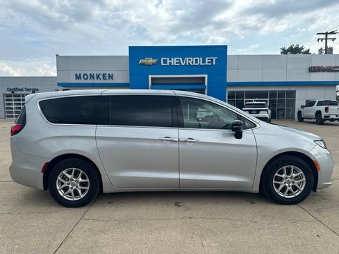 Used 2024 Chrysler Pacifica Touring-L FWD image 2