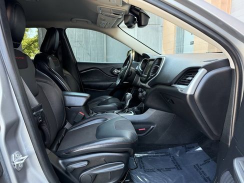 Used 2017 Jeep Cherokee Trailhawk w/ Comfort & Convenience Group image 24