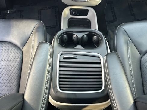 Used 2024 Chrysler Pacifica Touring-L image 34