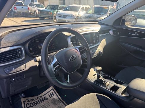 Used 2020 Kia Sorento LX image 12