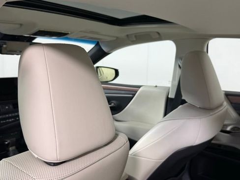 Certified 2025 Lexus ES 300h w/ Premium Package image 23