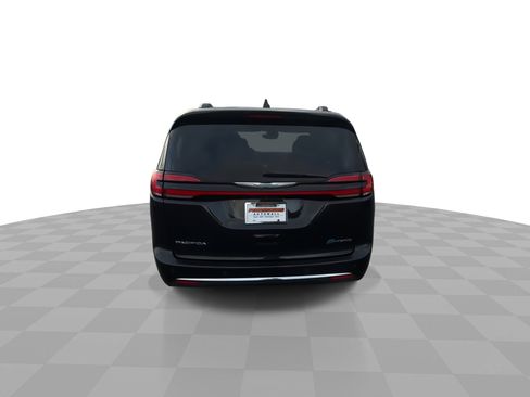 Used 2021 Chrysler Pacifica Limited w/ Uconnect Theater Family Group image 7