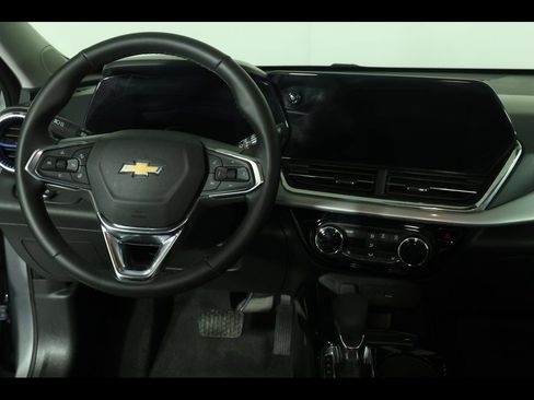 Used 2025 Chevrolet Trax LT w/ LT Convenience Package image 14