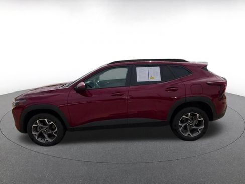 Used 2025 Chevrolet Trax LT FWD image 8
