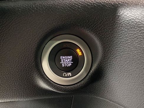 Used 2025 Chrysler Pacifica Select FWD image 15