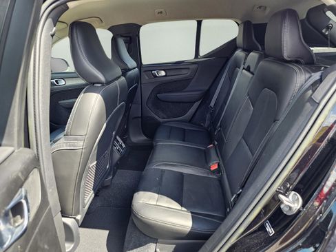 Used 2023 Volvo XC40 B5 Core image 29