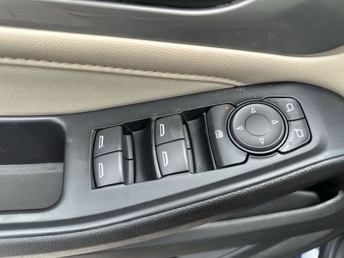 Used 2022 Chevrolet Traverse LS FWD image 15