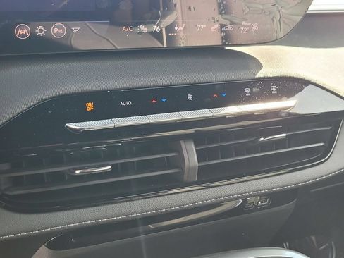 Used 2025 Buick Enclave Sport Touring FWD image 19