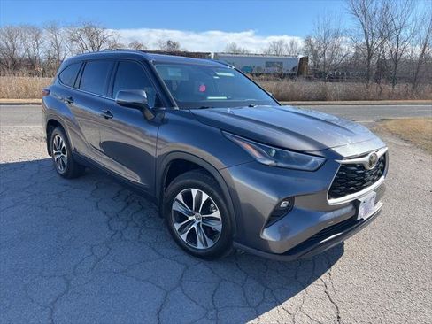 Used 2021 Toyota Highlander XLE image 3