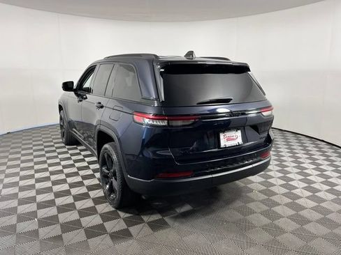 Used 2023 Jeep Grand Cherokee Limited w/ Black Appearance Package AWD/4WD image 4