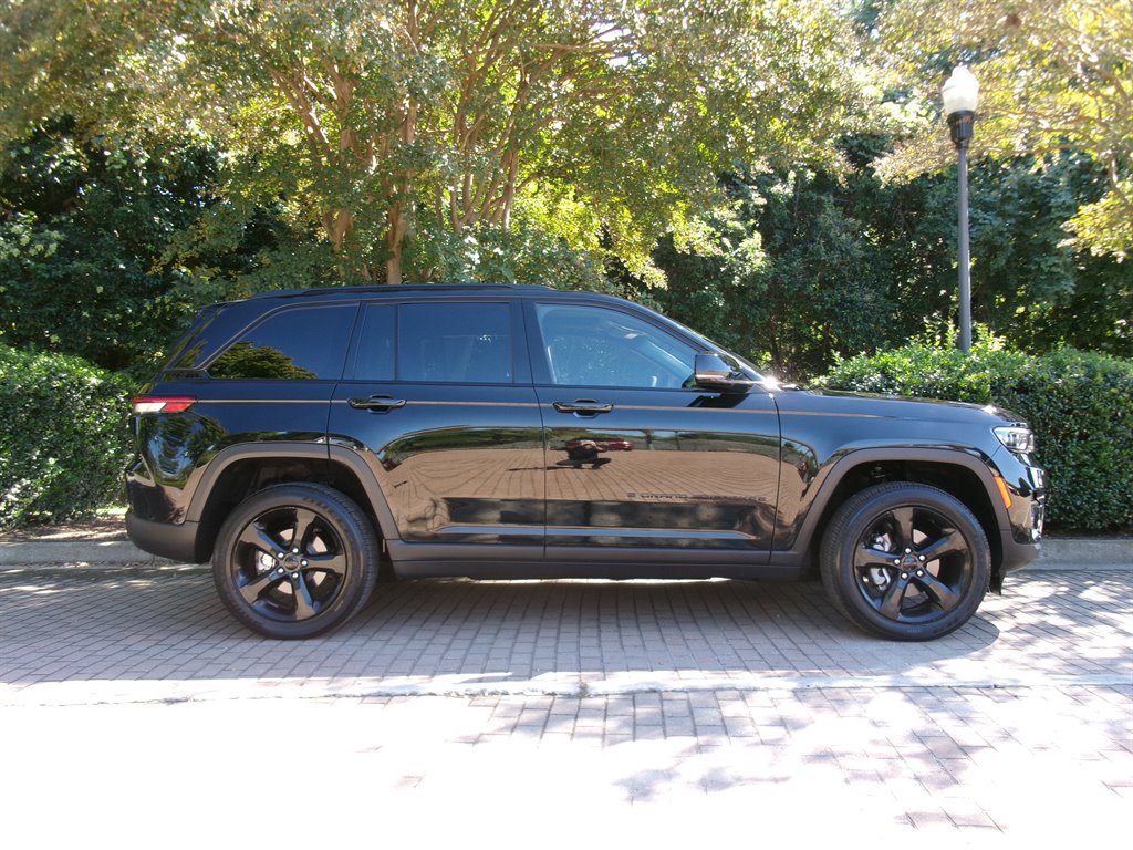 Used 2025 Jeep Grand Cherokee Altitude AWD/4WD image 5