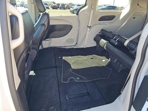 Used 2023 Chrysler Pacifica Touring-L FWD image 12
