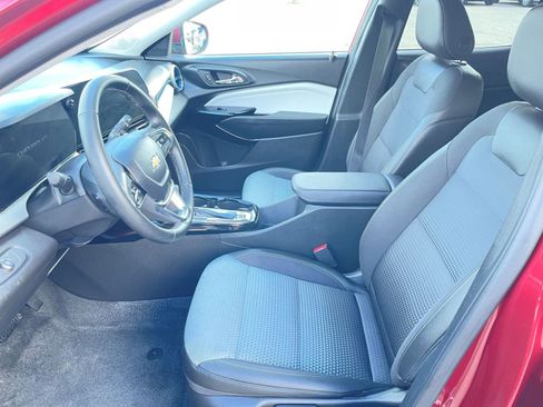 Used 2025 Chevrolet Trax LT w/ LT Convenience Package image 27