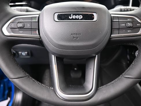 Used 2025 Jeep Compass Latitude AWD/4WD image 30