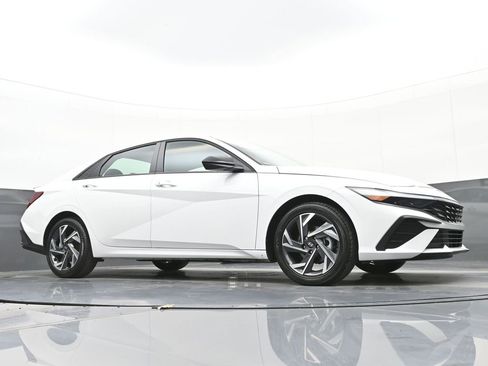 Certified 2025 Hyundai Elantra Sport image 34