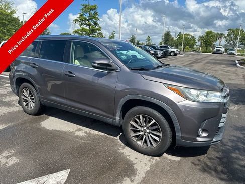 Used 2019 Toyota Highlander XLE FWD image 3