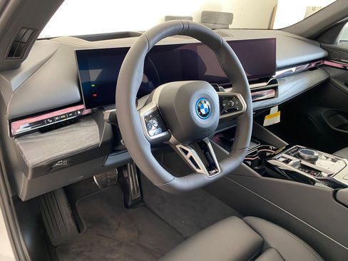 New 2026 BMW 550e xDrive w/ Premium Package image 4