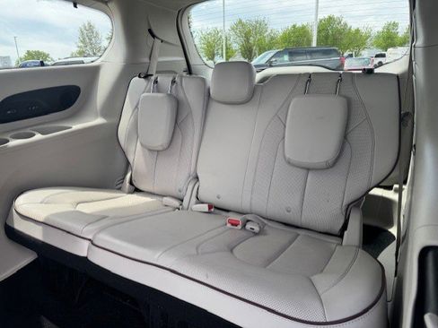 Used 2020 Chrysler Pacifica Limited w/ Tire & Wheel Group FWD image 32