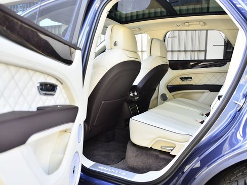 Used 2021 Bentley Bentayga AWD/4WD image 16