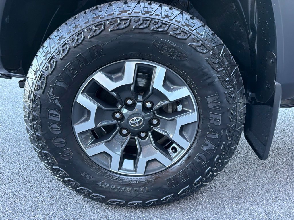 Used 2023 Toyota Tacoma TRD Off-Road w/ Technology Package AWD/4WD image 31