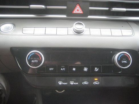 Used 2024 Hyundai Elantra SEL FWD image 18