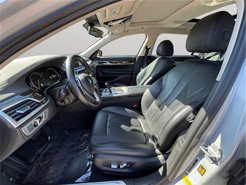 Used 2019 BMW 740i image 2